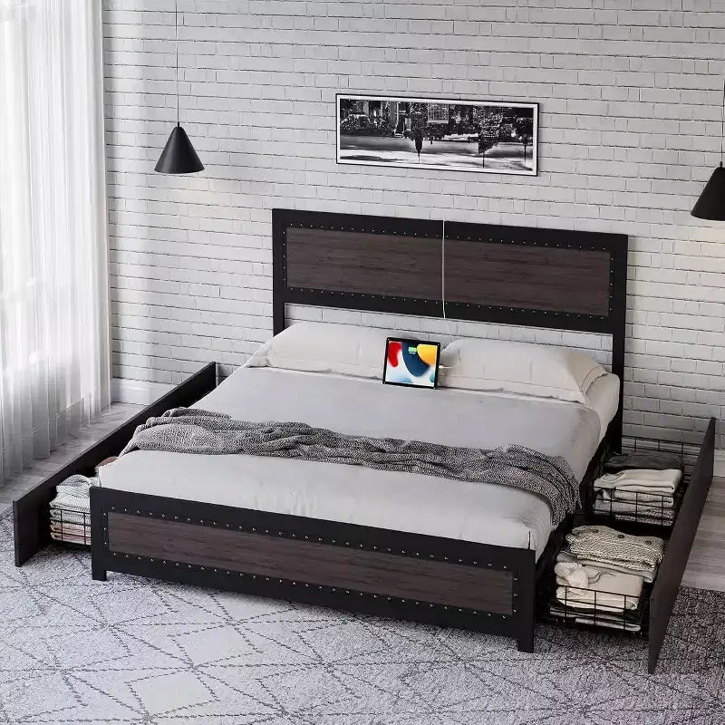 Struttura letto matrimoniale Queen Size con quattro cassetti portaoggetti e stazione di ricarica, letto a piattaforma rivettato con testiera, supporto a doghe in metallo, grigio
