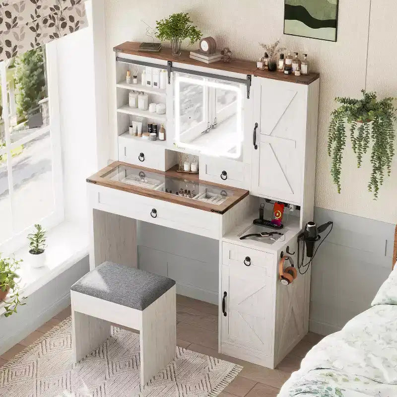 Toeletta con Specchio Scorrevole, Piano in Vetro, Stazione di Ricarica, 4 Cassetti, 2 Armadietti, Sgabello per Camera da Letto, Bianco
